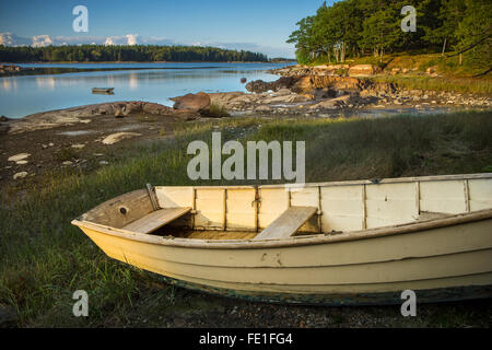 Deer Isle, Maine : bateau de ligne en bois dans un quartier calme de Deer Isle cove Banque D'Images