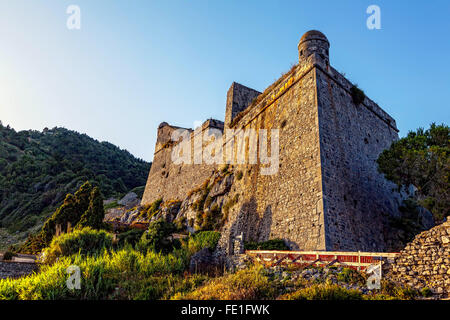 Château médiéval au coucher du soleil dans la ville italienne de Portovenere Banque D'Images