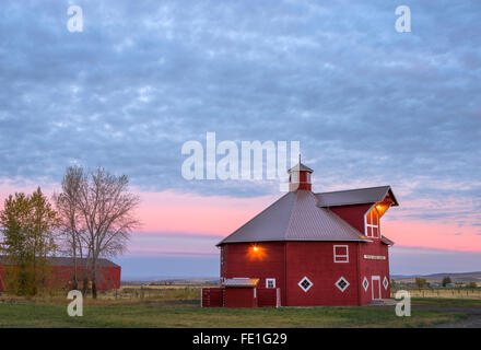 Wallowa Comté, ou de la grange octogonale : Triple Creek Ranch à l'aube Banque D'Images