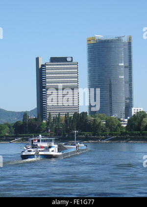 Paysage du Rhin avec ONU- et post Tower de Bonn, Allemagne Banque D'Images