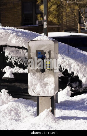 Une cabine téléphonique publique couverts dans plus de 2 pieds de neige le matin après une nuit de blizzard Banque D'Images