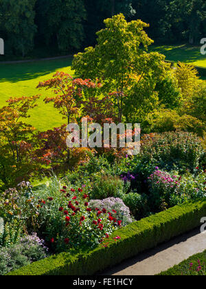 Vue sur le jardin formel à Powis près de Welshpool Powys Pays de Galles UK à la fin de l'été avec le chemin en premier plan Banque D'Images