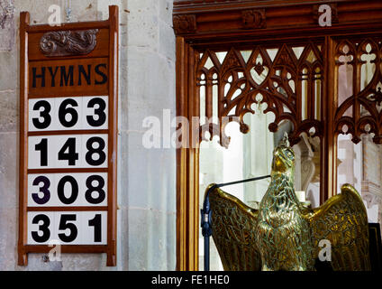 Intérieur de l'église traditionnelle en Angleterre avec pupitre et l'hymne des numéros sur une planche en bois pour une utilisation dans un service anglican Banque D'Images