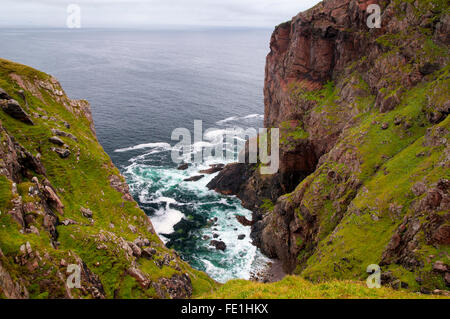 Une vue de la falaise d'un petit bras de mer à Cape Wrath, Sutherland, Scotland. En août. Banque D'Images