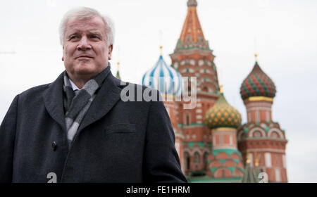 Moscou, Russie. Le 04 février, 2016. Horst Seehofer, premier ministre de l'état allemand de Bavière, sur la photo en face de la cathédrale Saint-Basile sur la Place Rouge à Moscou, Russie, 04 février 2016. Seehofer sera à Moscou pour des entretiens politiques jusqu'au 05 février 2016. Photo : SVEN HOPPE/dpa/Alamy Live News Banque D'Images