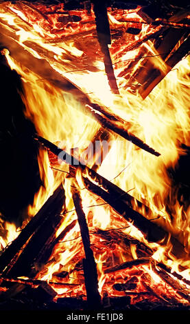 Résumé Vue d'un feu de camp dans la nuit. La combustion du bois en flammes Banque D'Images