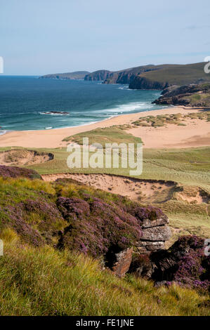 Une vue de la plage Tràigh Shanabhait à Sandwood Bay, sur la péninsule de Cape Wrath à Sutherland, de l'Écosse. En août. Banque D'Images