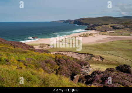 Une vue de la plage Tràigh Shanabhait à Sandwood Bay, sur la péninsule de Cape Wrath à Sutherland, de l'Écosse. En août. Banque D'Images