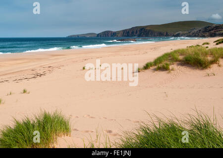 Une vue de la plage Tràigh Shanabhait à Sandwood Bay à au nord-est vers la colline de Cnoc a' Gheodha Ruaidh sur le cap W Banque D'Images