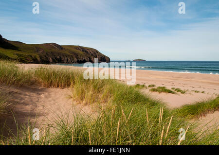 Une vue de la plage Tràigh Shanabhait à Sandwood Bay à sud-ouest vers la pointe de Rubh' une Bhuachaille et la isla Banque D'Images