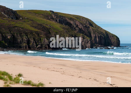 Une vue de la plage Tràigh Shanabhait à Sandwood Bay à sud-ouest vers la pointe de Rubh' une Bhuachaille sur le cap Banque D'Images