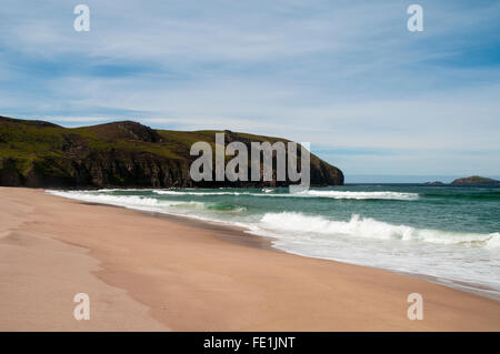 Une vue de la plage Tràigh Shanabhait à Sandwood Bay à sud-ouest vers la pointe de Rubh' une Bhuachaille et la isla Banque D'Images