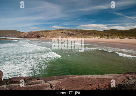 Une vue de Tràigh Shanabhait, la plage de Sandwood Bay, sur la péninsule de Cape Wrath à Sutherland, de l'Écosse. En août. Banque D'Images