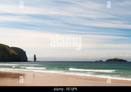 La pile de la mer suis Buachaille et l'île de suis Balg juste à côté de la pointe d'un Bhuachaille Rubh" vu de la plage Tràigh S Banque D'Images