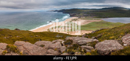 Une vue de la plage Tràigh Shanabhait à Sandwood Bay Sandwood Loch, avec à droite, sur la péninsule de Cape Wrath dans Sutherla Banque D'Images