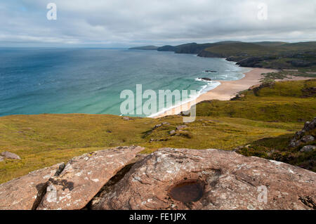 Une vue de la plage Tràigh Shanabhait à Sandwood Bay, sur la péninsule de Cape Wrath à Sutherland, de l'Écosse. En août. Banque D'Images