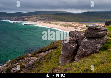 Une vue de la plage Tràigh Shanabhait à Sandwood Bay, sur la péninsule de Cape Wrath à Sutherland, de l'Écosse. En août. Banque D'Images