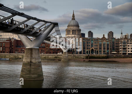 Cathédrale St Paul st et le Millennium Bridge Banque D'Images