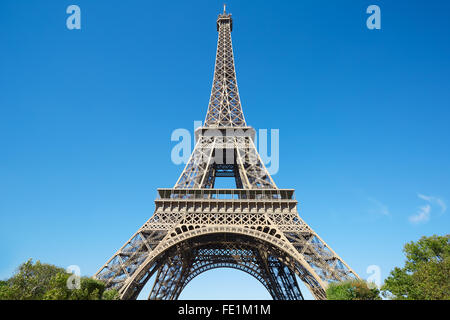 Tour Eiffel, journée ensoleillée avec ciel bleu à paris Banque D'Images