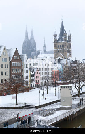 La cathédrale de Cologne et de l'église de St Martin, Vieille Ville, Cologne, Allemagne Banque D'Images