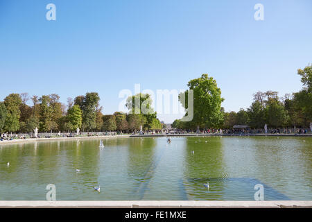 Jardin des Tuileries avec les personnes, vue sur l'étang à Paris Banque D'Images