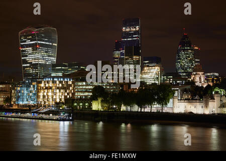 Gratte-ciel de Londres vue sur l'horizon illuminé la nuit avec Thames River Banque D'Images