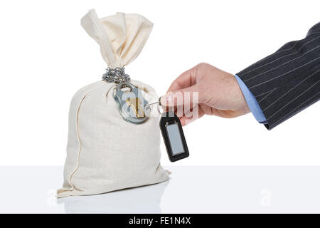 Le déverrouillage d'un homme d'argent sac, fond blanc, vierge tag sur porte-clé. Banque D'Images