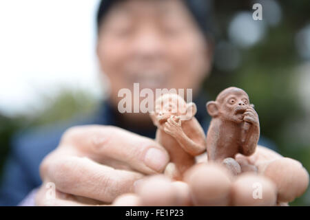 Yuqing, province du Guizhou en Chine. Feb, 2016 4. Sculpture en argile artiste Huang Zefu affiche ses figurines singe dans Yuging County, au sud-ouest de la province du Guizhou, en Chine, le 4 février 2016. Le 68-year-old Huang Zefu est qualifié pour faire des sculptures en argile. © Yang Ying/Xinhua/Alamy Live News Banque D'Images