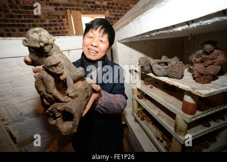 Yuqing, province du Guizhou en Chine. Feb, 2016 4. Sculpture en argile artiste Huang Zefu affiche ses figurines singe dans Yuging County, au sud-ouest de la province du Guizhou, en Chine, le 4 février 2016. Le 68-year-old Huang Zefu est qualifié pour faire des sculptures en argile. © Yang Ying/Xinhua/Alamy Live News Banque D'Images