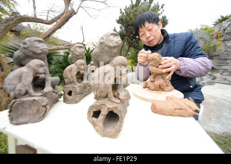 Yuqing, province du Guizhou en Chine. Feb, 2016 4. Sculpture en argile artiste Huang fait Zefu monkey figurines en Yuging County, au sud-ouest de la province du Guizhou, en Chine, le 4 février 2016. Le 68-year-old Huang Zefu est qualifié pour faire des sculptures en argile. © Yang Ying/Xinhua/Alamy Live News Banque D'Images