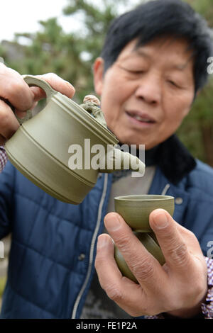 Yuqing, province du Guizhou en Chine. Feb, 2016 4. Sculpture en argile artiste Huang Zefu affiche sa poterie verte plateau situé dans le comté de Martin Matje, sud-ouest de la Chine, de la province du Guizhou, le 4 février 2016. Le 68-year-old Huang Zefu est qualifié pour faire des sculptures en argile. © Yang Ying/Xinhua/Alamy Live News Banque D'Images