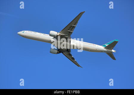 Boeing 777-300 de Cathay Pacific(ER) B-KPM au départ de l'aéroport Heathrow de Londres, UK Banque D'Images