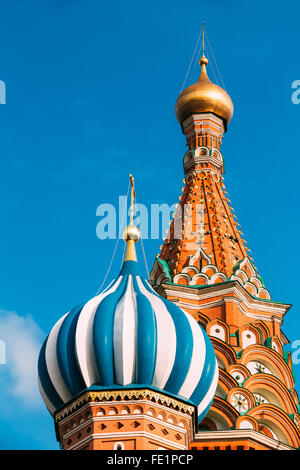 Dômes de la cathédrale de Vasily la bienheureuse - la cathédrale de Saint Basil, église à la place Rouge à Moscou, Russie. Banque D'Images