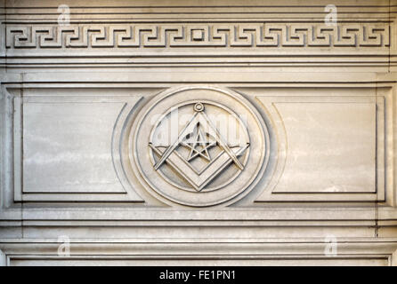 Londres, Angleterre, Royaume-Uni. Freemasons' Hall, Great Queen Street. Détail montrant le Masonic Square - La place et boussoles Banque D'Images