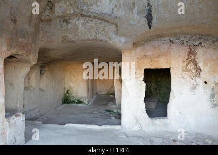 L'intérieur d'un des logements occupés par l'ONU dans Sasso le Dodici Lune, Matera, Basilicate, Italie Banque D'Images