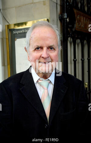 Rodney Bewes en dehors de l'ancien de l'année, Simpsons, The Strand, London 2e Feb 2016 Banque D'Images