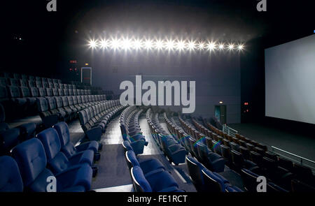 Avec éclairage sur l'intérieur du cinéma. Chaises et d'écran. L'horizontale. Banque D'Images