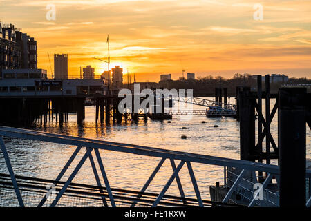 Lever du soleil d'hiver, Tamise, Londres, Angleterre, Royaume-Uni Banque D'Images