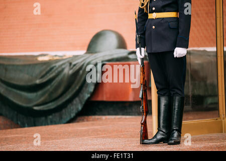 Poster sur la garde d'honneur à la flamme éternelle à Moscou à la Tombe du Soldat inconnu dans le jardin d'Alexandre, Russie Banque D'Images