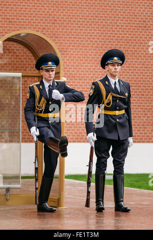 Poster sur la garde d'honneur à la flamme éternelle à Moscou à la Tombe du Soldat inconnu dans le jardin d'Alexandre, Russie Banque D'Images