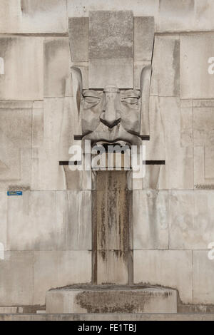 Fontaine sur la façade principale de la gare centrale (Stazione di Milano Centrale) à Milan, Lombardie, Italie. Banque D'Images