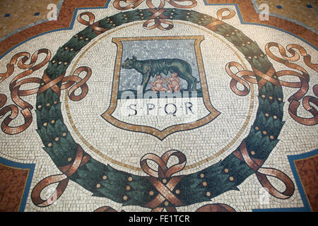 Loup Capitolin comme emblème de Rome représenté sur le sol de mosaïque dans la Galleria Vittorio Emanuele II à Milan, Lombardie, Italie. Banque D'Images