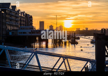 Lever du soleil d'hiver, Tamise, Londres, Angleterre, Royaume-Uni Banque D'Images