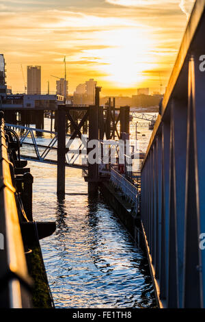 Lever du soleil d'hiver, Tamise, Londres, Angleterre, Royaume-Uni Banque D'Images