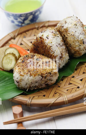 Yaki onigiri, boules de riz grillé, nourriture japonaise Banque D'Images