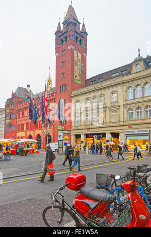 Bâle, Suisse - 1 janvier 2014 : Street View de la ville située sur la Marktplatz à Bâle. Bâle est la troisième ville la plus peuplée de Suisse. Elle est située sur le Rhin. Banque D'Images