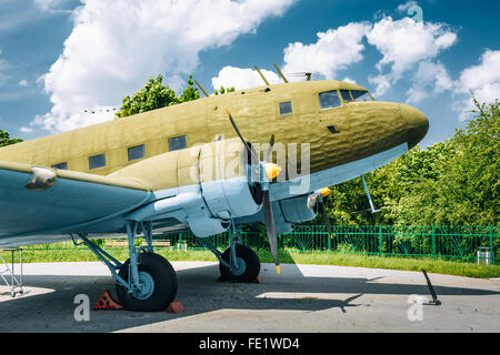 La pièce de l'avion considéré inactif Lisunov Li-2 de l'air soviétique situé au Musée de la Grande guerre patriotique de Biélorussie, Minsk. Banque D'Images