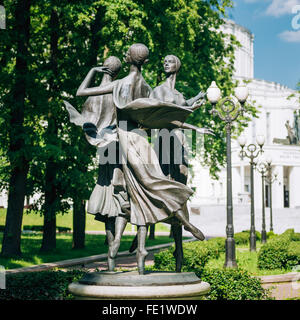 Ballet Sculpture, situé au parc de Ballet par Opera Theatre à Minsk, en Biélorussie. Ballerine danse trois sur les pointes. Banque D'Images