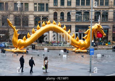 Manchester, UK. Feb 2016 4ème. Spirituel, intelligent et curieux par nature, anniversaire, ballon, anniversaire, bouquet, carnaval, fête, célébration, Chine, décoration, dragon, festival, fête, rempli, drapeau, vol, dragon gonflable chinois flottant à l'extérieur de Selfridges à Manchester dans la célébration de l'année du singe pour le Nouvel An chinois. Banque D'Images