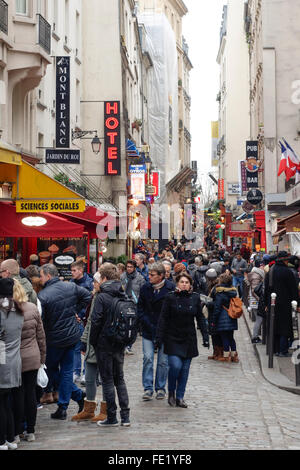 Rue de la Huchette, occupé rue piétonne avec restaurants, populaire auprès des touristes, Quartier Latin, Paris, France. Banque D'Images